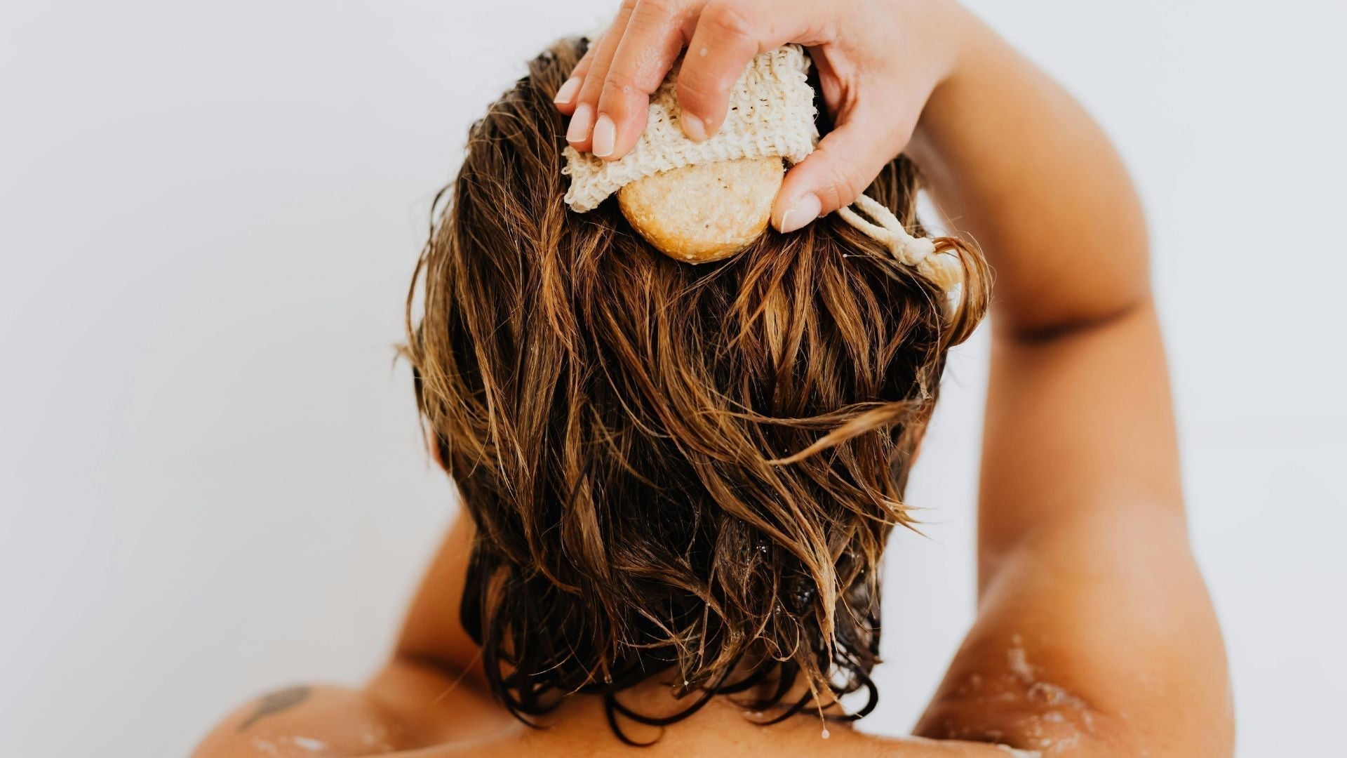 ¿Cómo usar el champú anticaspa de Arganour para combatir la caspa?